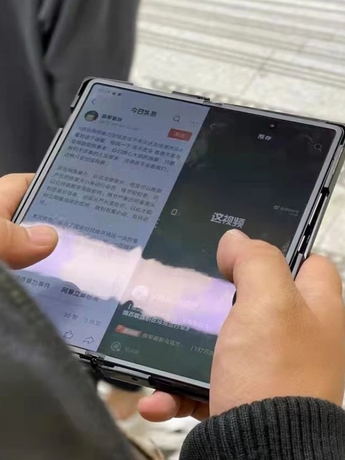 Vivo X Fold с огромным почти квадратным экраном засняли в китайском метро